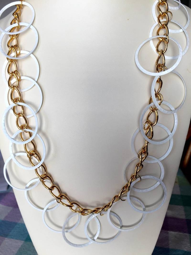 Vintage Gold Und Weiß Großer Kreis Ring Retro Halskette Sylvia von BodhisJunque