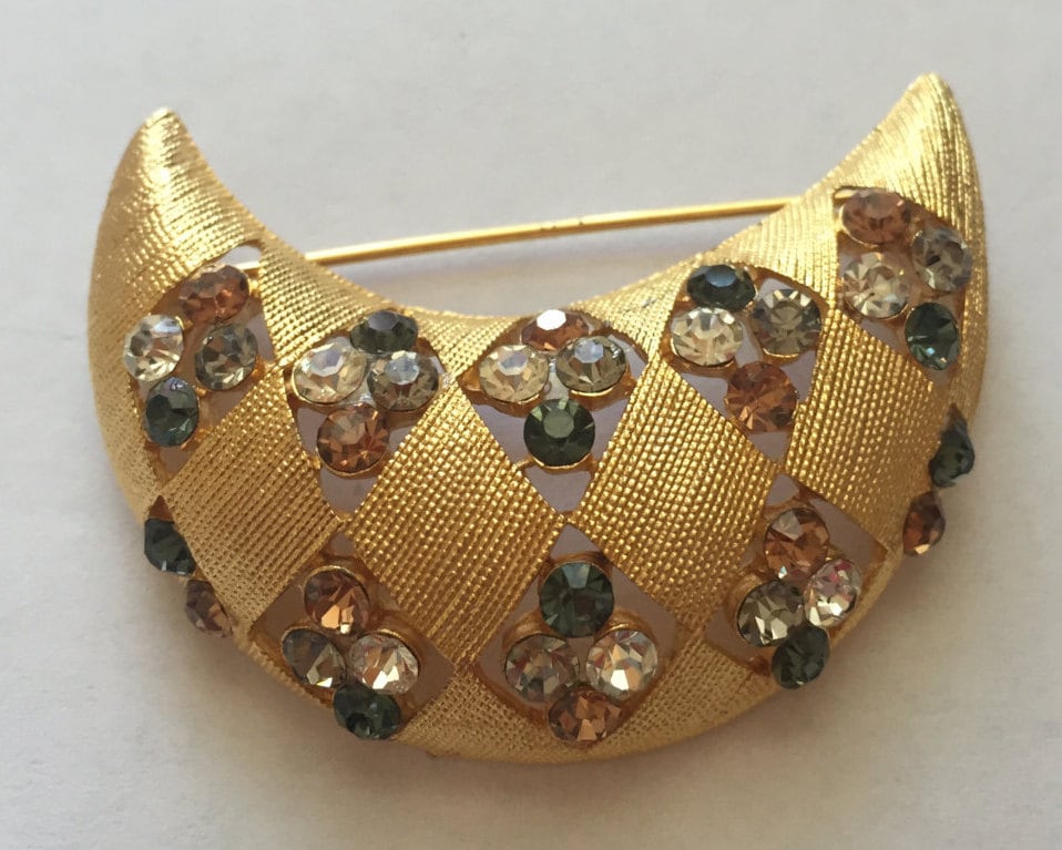 Vintage Goldfarbene Multi Farbe Strass Harlekin Crescent Pin Brosche Jj Vintage Goldfarbene Multi Farbe Strass Harlekin Crescent Pin Brosche Jj von BodhisJunque