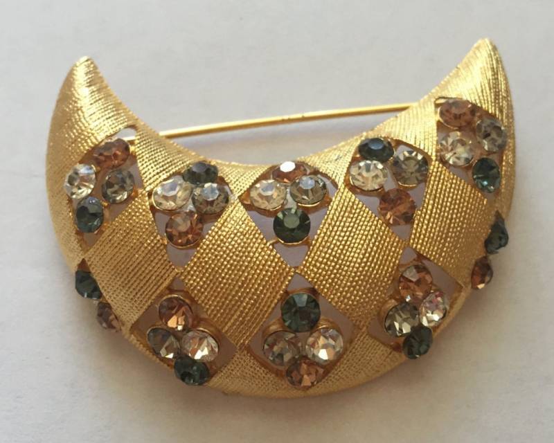 Vintage Goldfarbene Multi Farbe Strass Harlekin Crescent Pin Brosche Jj Vintage Goldfarbene Multi Farbe Strass Harlekin Crescent Pin Brosche Jj von BodhisJunque