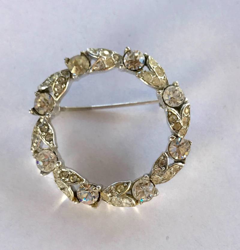 Vintage Krone Trifari Strass Kreis Kranz Pin Brosche Patent 151914 Vintage Krone Trifari Strass Kreis Kranz Pin Brosche Patent 151914 von BodhisJunque