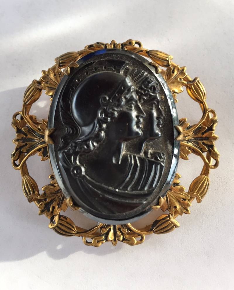 Vintage Nachlass Frühes Kunststoff Gladiator Schwarzes Cameo Anstecknadel Brosche von BodhisJunque