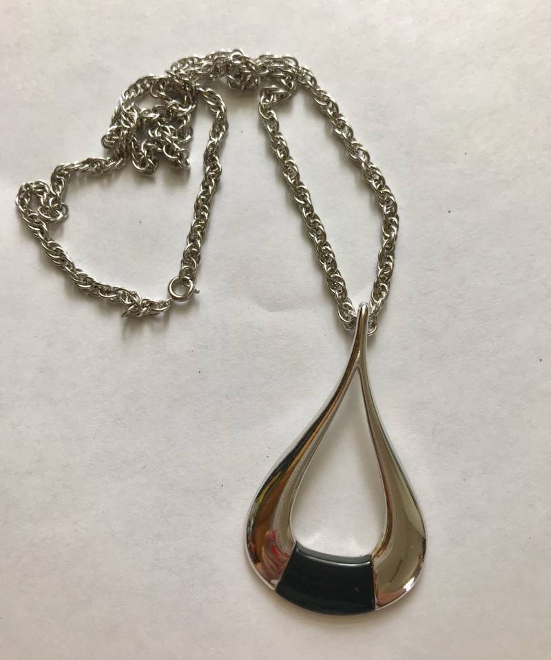 Vintage Sarah Coventry Schwarz Und Silber Retro Anhänger Halskette Copenhagen von BodhisJunque
