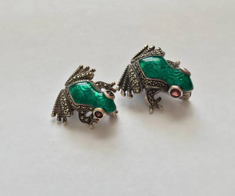 Vintage Sterling Silber Guilloche Markasit Frosch Pin Paar Vintage Sterling Silber Guilloche Markasit Frosch Pin Paar von BodhisJunque