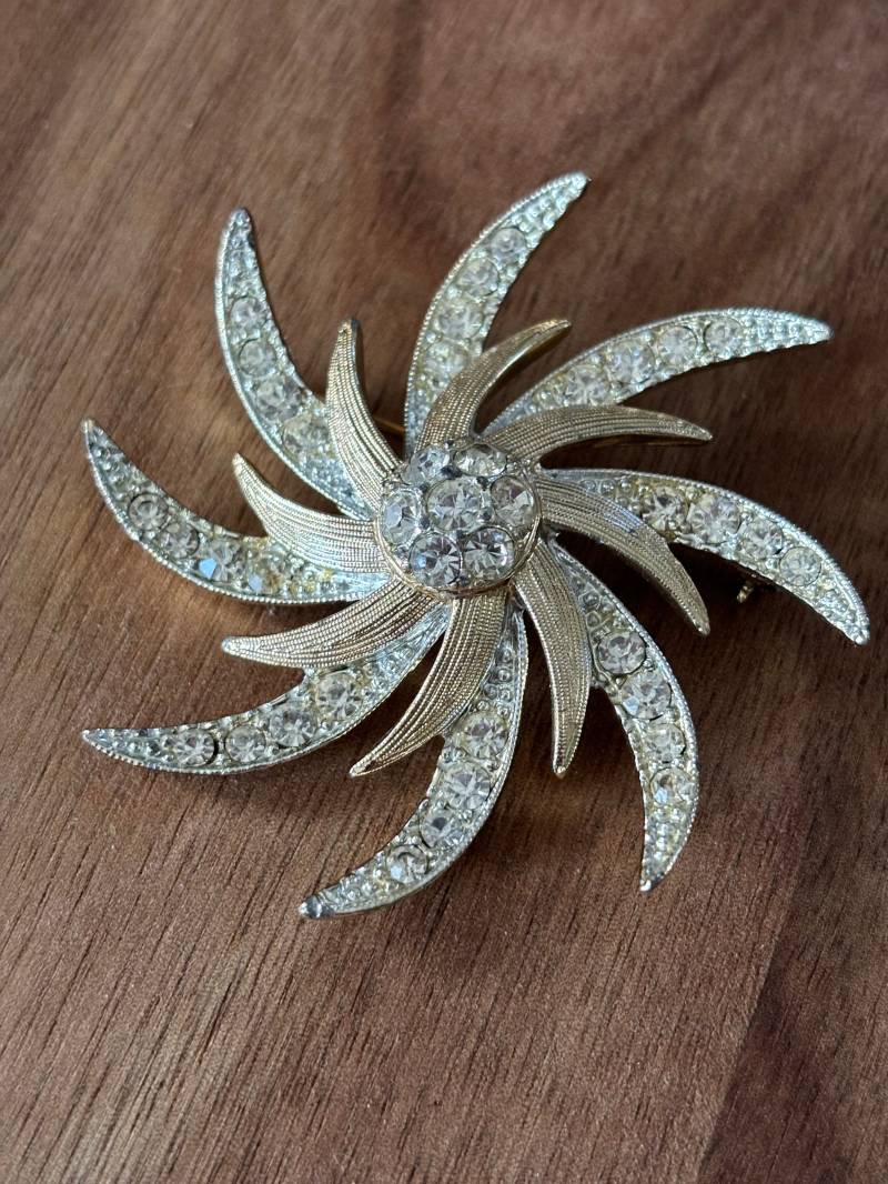 Vintage Gold Windrad Strass Brosche von Bodielicious