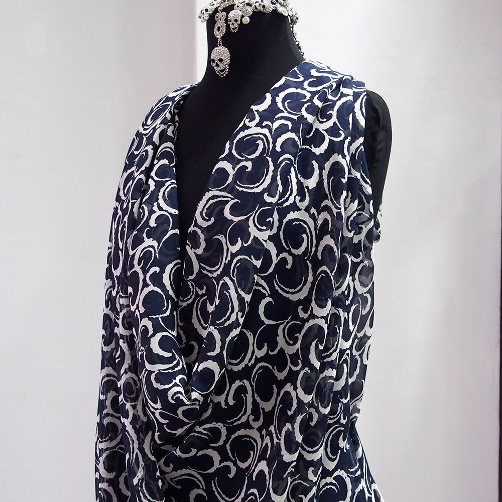 Seiden-Chiffon-Druckstoff Großer Abstrakter Druck Marineblauer Hintergrund Weiß Kaftan Kimono Abend 140 cm Breit Italien Seiden-Chiffon-Druckstoff Großer Abstrakter Druck Marineblauer Hintergrund Weiß Kaftan Kimono Abend 140 cm Breit Italien von BodikianTextiles