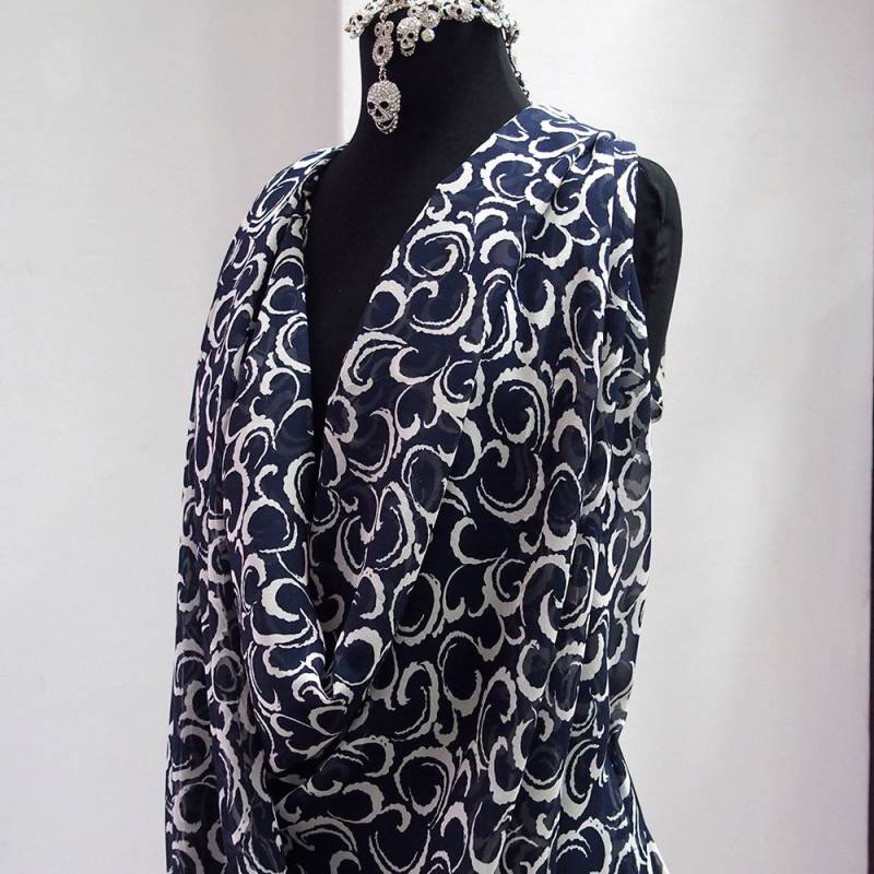 Seiden-Chiffon-Druckstoff Großer Abstrakter Druck Marineblauer Hintergrund Weiß Kaftan Kimono Abend 140 cm Breit Italien Seiden-Chiffon-Druckstoff Großer Abstrakter Druck Marineblauer Hintergrund Weiß Kaftan Kimono Abend 140 cm Breit Italien von BodikianTextiles