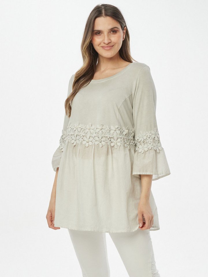 Body Needs Tunika Longbluse Figurumspielend mit Blütenband von Body Needs