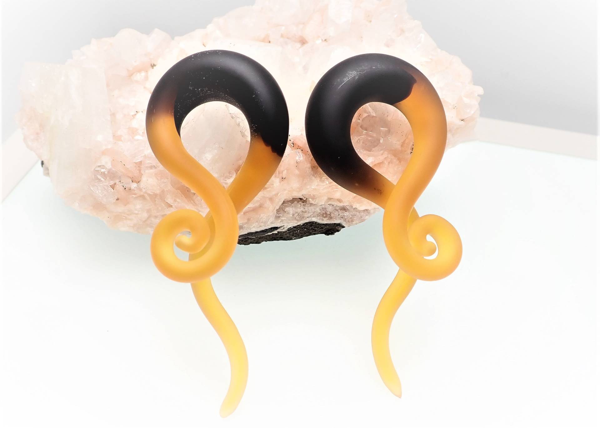 1 Paar | 2 Stück -Schwarz Und Bernsteingelb Ombre Effekt Matt Dichroic Glas Spiralen Zick Zack Bügel Stecker 2G 0G 00G 1/2 "', 6 Mm, 8 Mm, 10 Mm von BodyClickers