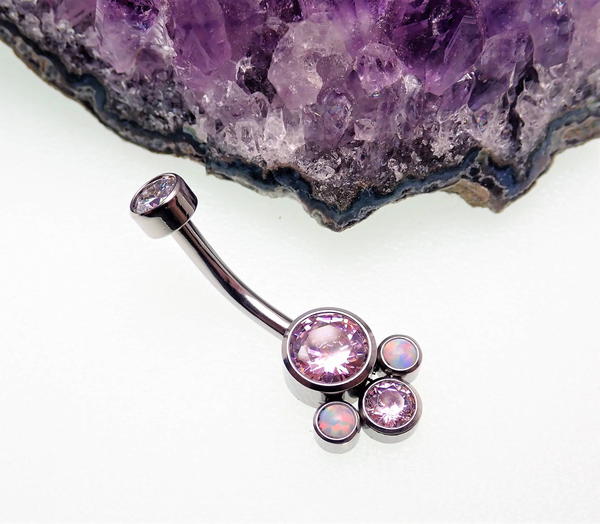 14G Titanium White Fire Opal & Rose Pink Swarovski Kristall-Bauchring von BodyClickers