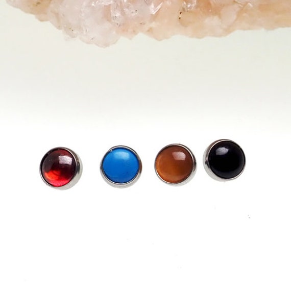16G Oder 14G Titan Naturstein Innengewinde Bezel Set Tops | Türkis, Onyx, Tigerauge, Granat, Sapphire Lockere Piercingoberteile von BodyClickers