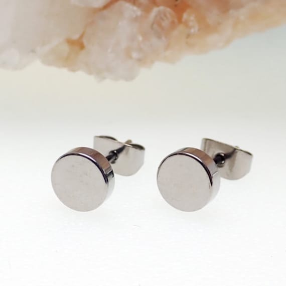 Ein Flacher Titanscheibenohrring in Titanimitatqualität, 6 Mm Runde Titanscheibenohrstecker, 100% Hypoallergen, Empfindliches Ohr, Anodisierend von BodyClickers