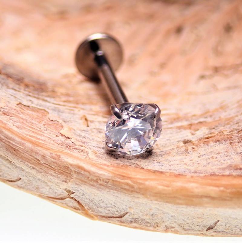 Innenliegendes Gewinde Klare Cz Titanimitat Flatback Piercings 18G, 16G, 14G, Lip, Helix, Conch Innenliegendes Gewinde Klare Cz Titanimitat Flatback Piercings 18G, 16G, 14G, Lip, Helix, Conch von BodyClickers