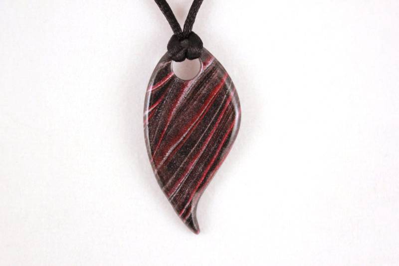 Rot Und Silver Gestreiftleaf Polymer Clay Anhänger Rot Und Silver Gestreiftleaf Polymer Clay Anhänger von BodyDecorByTerry