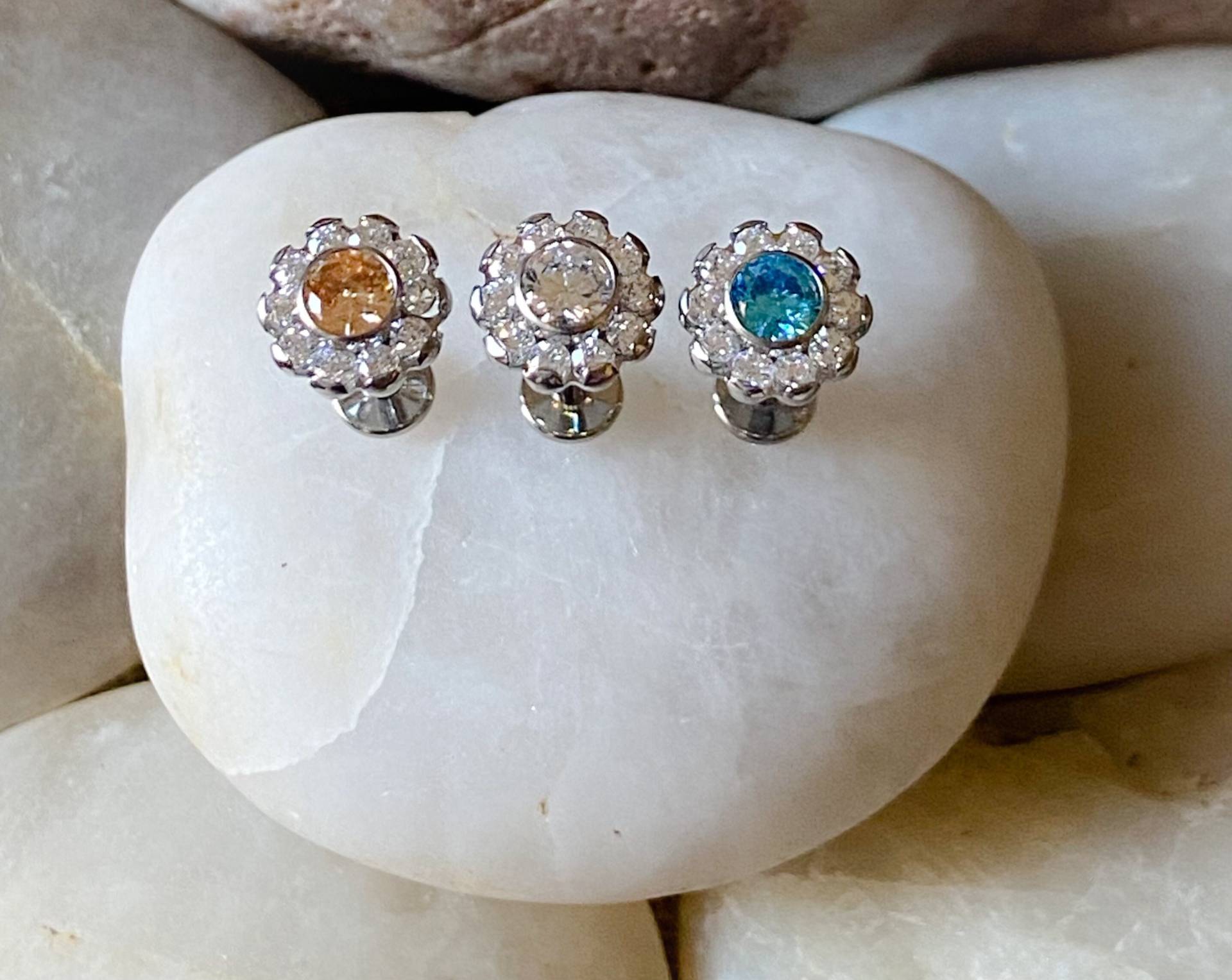 Astm F136 Titan Edelstein Blume Cluster Labret Helix Conch Monroe Tragus 1.2 Mm 6 Oder 8 Stange Astm F136 Titan Edelstein Blume Cluster Labret Helix Conch Monroe Tragus 1.2 Mm 6 Oder 8 Stange von BodyJewelleryCB