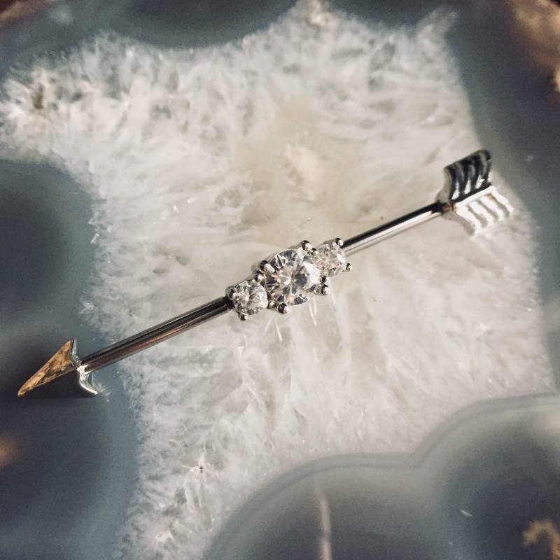 Pfeil Industrial Bar Barbell, 14G Oder 16G 1-1/2" 316L Edelstahl Oberohrknorpel Gerüst Piercing Schmuck Clear Gem Silver Pfeil Industrial Bar Barbell, 14G Oder 16G 1-1/2" 316L Edelstahl Oberohrknorpel Gerüst Piercing Schmuck Clear Gem Silver von BodyJewelryEnvy