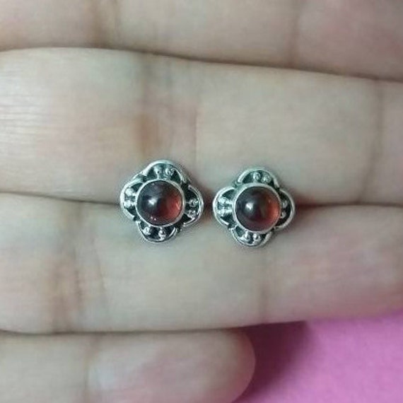 Granat Ohrstecker, Sterling Silber Handgemachte Minimal Schlichte Stein Weinrot Edelstein von BodyJewelryStudio
