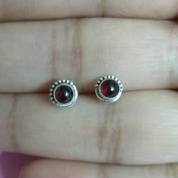 Granat Ohrstecker, Sterling Silber Handgemachte Rote Minimal Schlichte Stein Geschenk Für Sie, Edelstein Cab Ohrstecker von BodyJewelryStudio