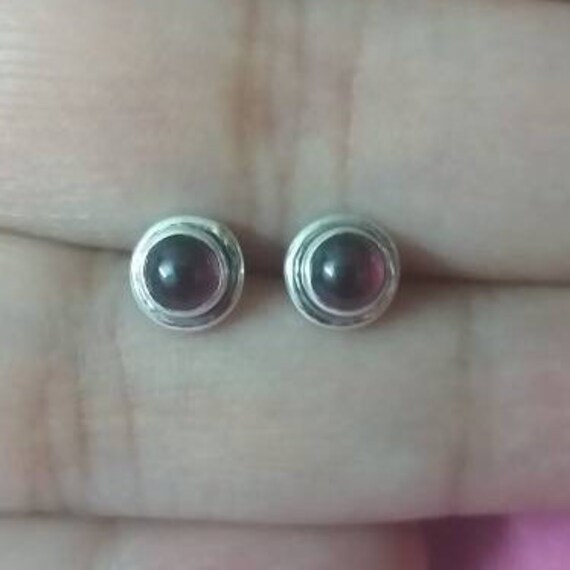 Granat Ohrstecker, Sterling Silber Handgemachte Rote Minimal Schlichte Stein Geschenk Für Sie, Edelstein Cab Ohrstecker von BodyJewelryStudio