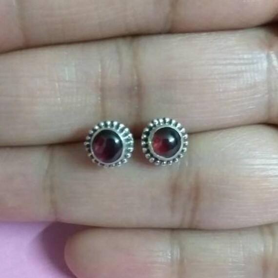 Granat Ohrstecker, Sterling Silber Handgemachte Rote Minimal Schlichte Stein Geschenk Für Sie, Edelstein Cab Ohrstecker von BodyJewelryStudio