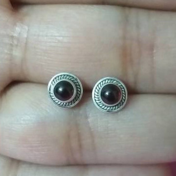 Granat Ohrstecker, Sterling Silber Handgemachte Rote Minimal Schlichte Stein Geschenk Für Sie, Edelstein Cab Ohrstecker von BodyJewelryStudio