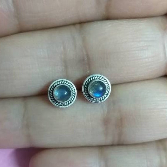 Labradorit Ohrstecker, Sterling Silber, Handarbeit, Minimal Gedrehte Draht Geschenk Für Sie, Nordlichter von BodyJewelryStudio