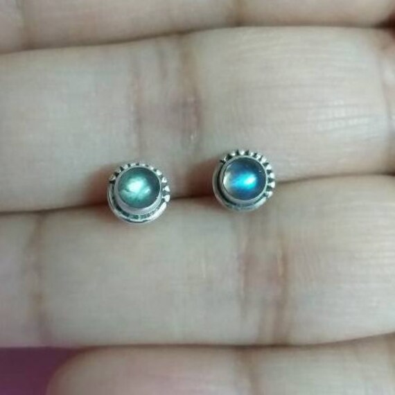 Labradorit Ohrstecker, Sterling Silber, Handgemachte Minimal Schlichte Stein Geschenk Für Sie, Nordlichter von BodyJewelryStudio