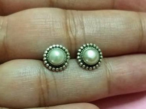 Perlen Ohrringe, Sterling Silber Ohrstecker, Handgemachte Weiße Perle Minimal Einfache Stein 21G, Geschenk Für Sie von BodyJewelryStudio