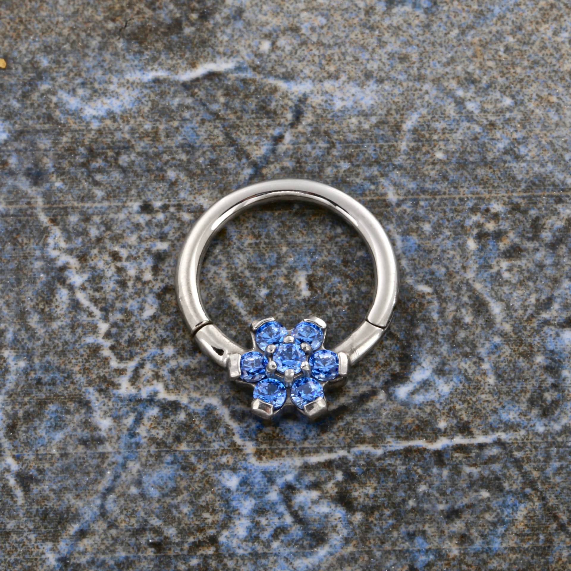 Blumen Septum Clicker, Sapphire Blue Swarovski Cz, Chirurgenstahl 316L von BodyJewelsCreations