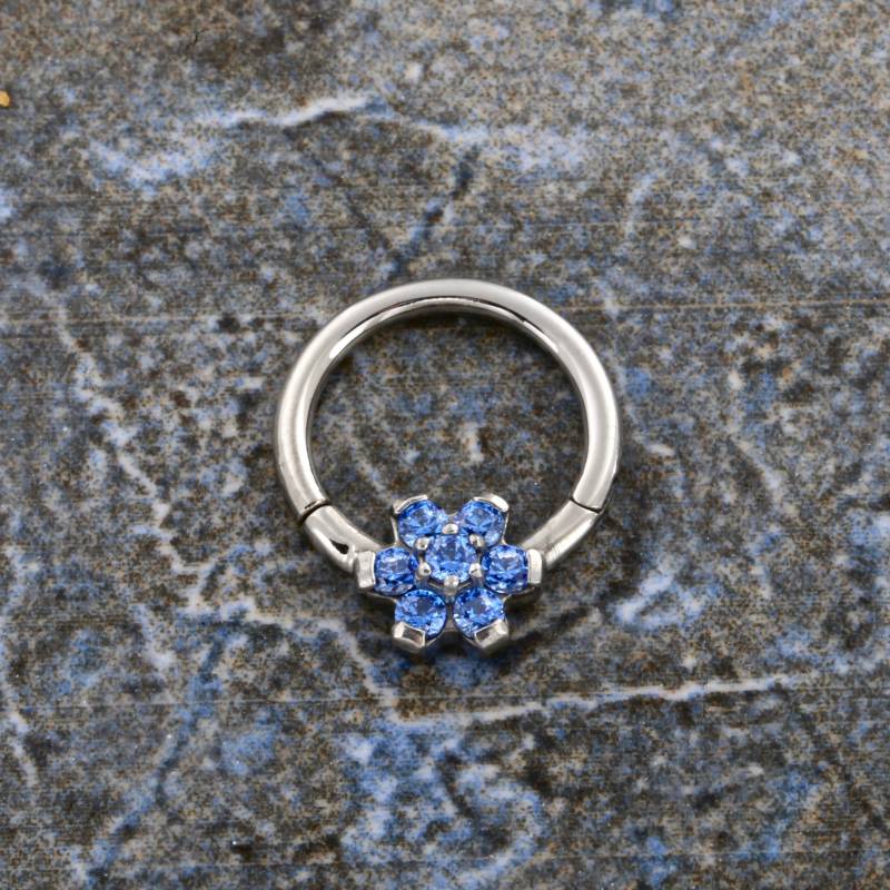 Blumen Septum Clicker, Sapphire Blue Swarovski Cz, Chirurgenstahl 316L von BodyJewelsCreations