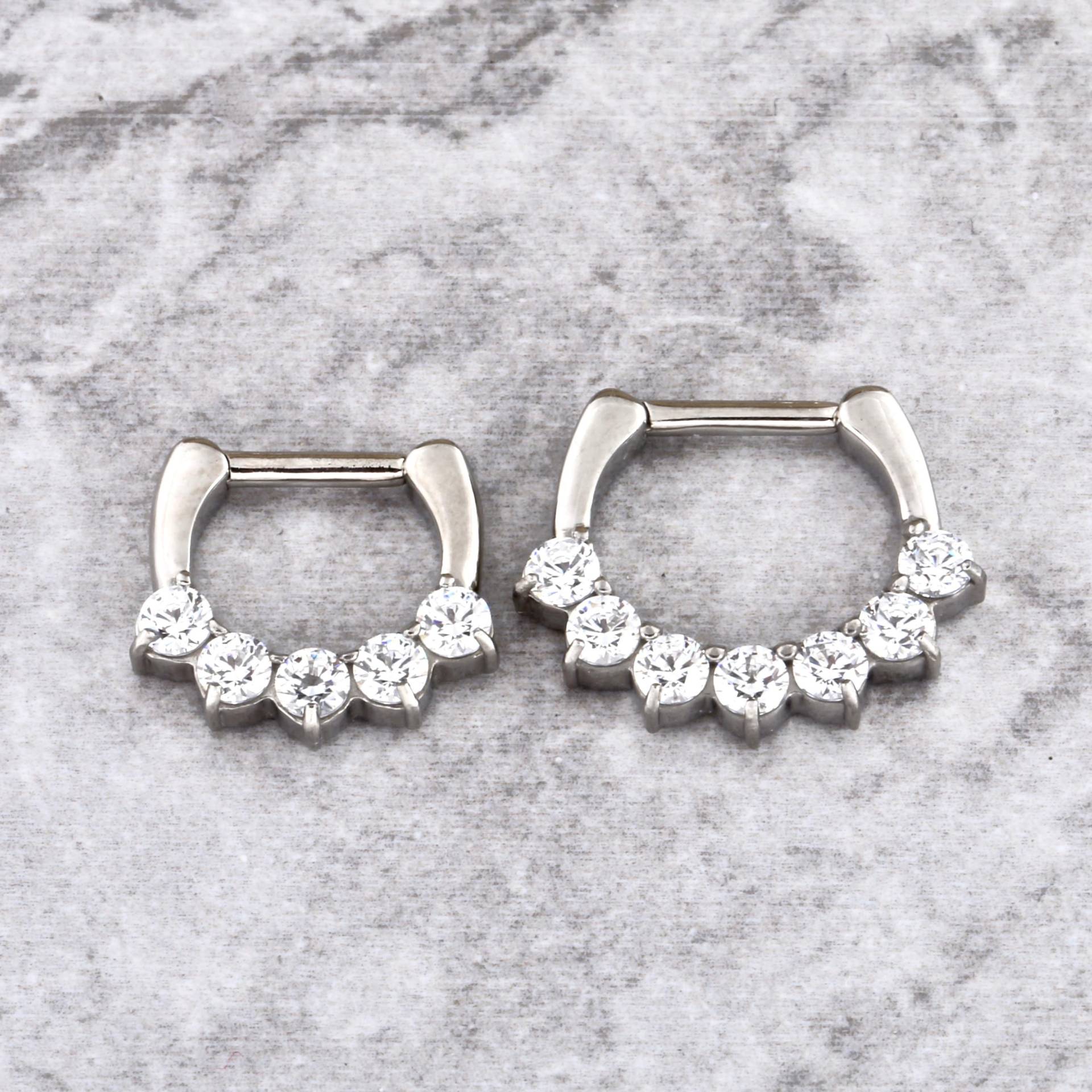 Chirurgenstahl Septum Clicker, Swarovski Cz Daith Ring | 16G, 6 Mm Oder 8 Mm von BodyJewelsCreations