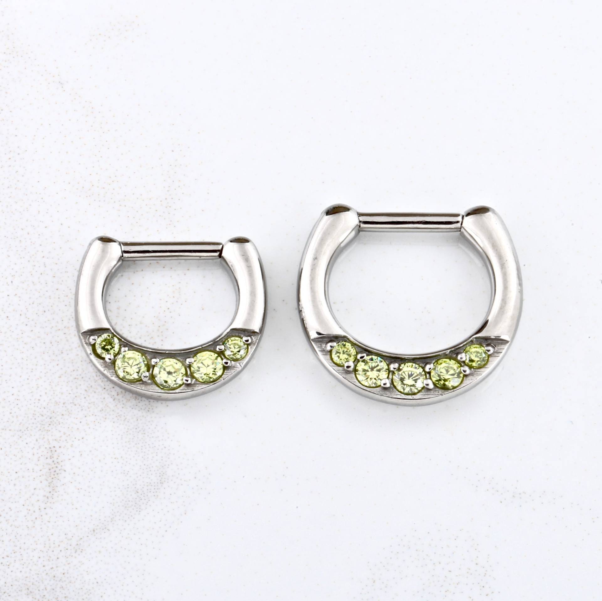 Laurel Grüner Swarovski Septum Clicker, Daith Ring Aus Chirurgenstahl 316L | 16G von BodyJewelsCreations