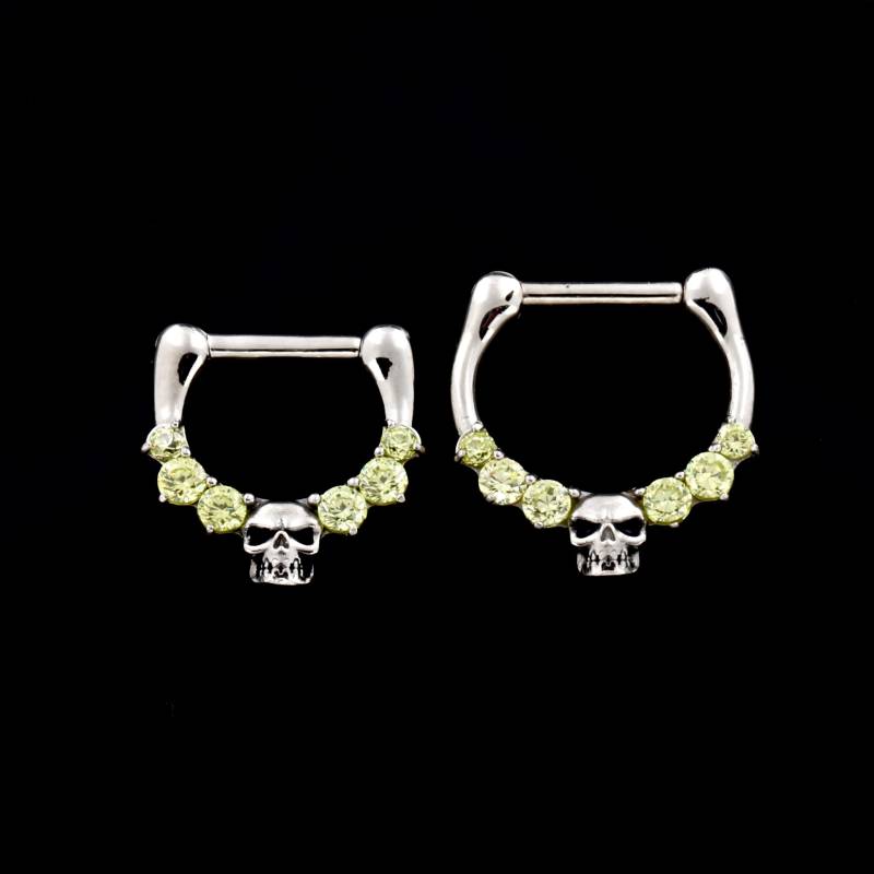 Schädel Septum Clicker, Hellgrün Swarovski Cz, Chirurgenstahl | 16G von BodyJewelsCreations