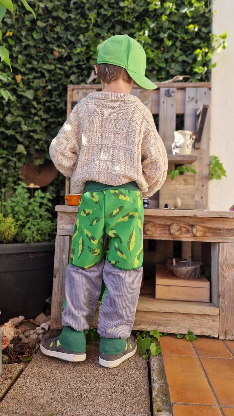 Cordhose, Mit Softshell, Federn, Grün, Spielplatzhose, Breitcord, Pumphose von Boedabutik