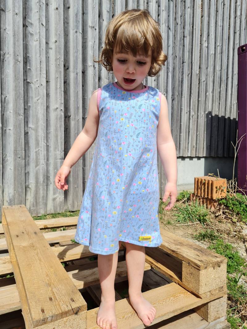 Trägerkleid, Jerseykleid, Sommerkleid, Blumenwiese von Boedabutik