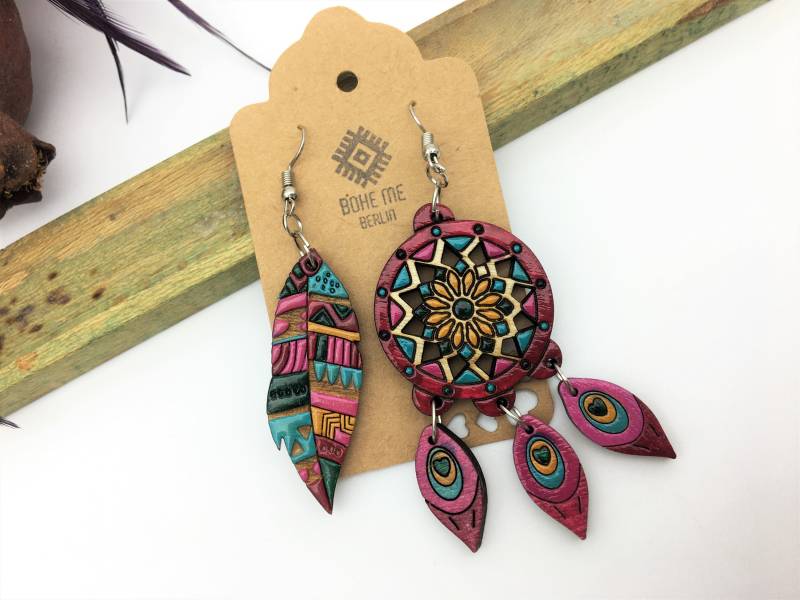 Holzohrringe Dreamcatcher Und Federform, Holz Ohrringe, Traumfänger Boho Ohrringe Aus Graviertem Einseitig Handbemalt von BoheMeBerlin