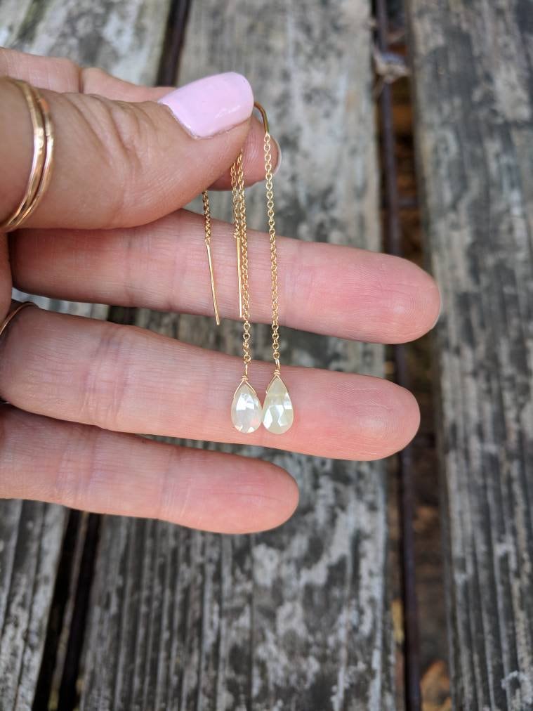 Aquamarin Einfädler Ohrringe. Goldfarbige Silberfarbene Aquamarin-Einfädler Rosegold Ohrringe von BohemeByVicki