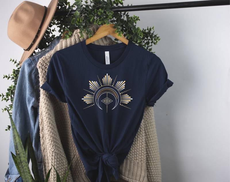 Boho Mystical Sun Shirt, Magical Boho Sunshine T-Shirt, Vintage Celestial Moon Spiritual T-Shirt von BohemeDeFleur