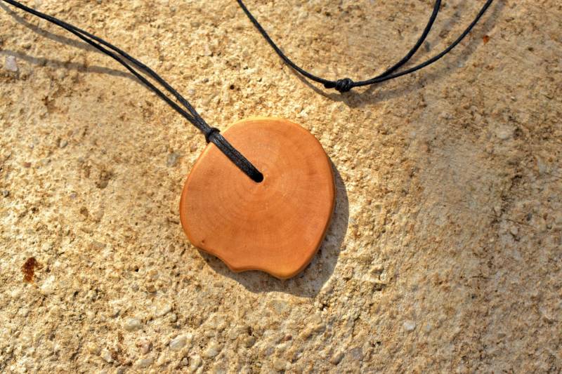 Holz Anhänger, Echte Handarbeit, Schmuck Aus Olivenholz von BohemiaNatureWshop