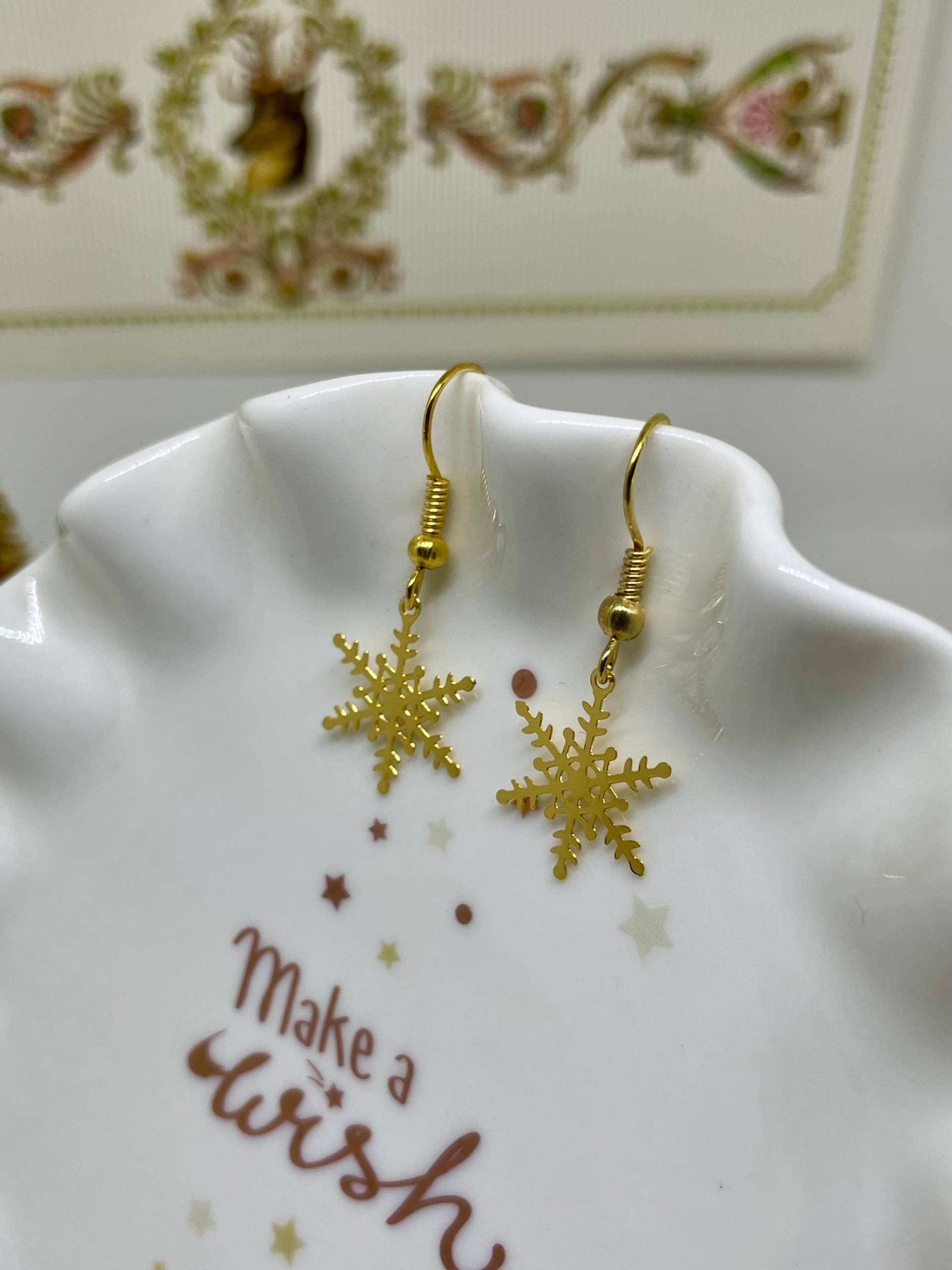 Schneeflocken Ohrringe in Gold Schneeflocken Ohrringe in Gold von BohemianBasar