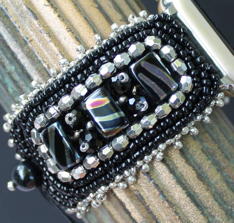 Apple Uhrenarmband - 38-40-41 Mm Damen Verstellbar "Black & Silver Rainbow" von BohemianBeaderie