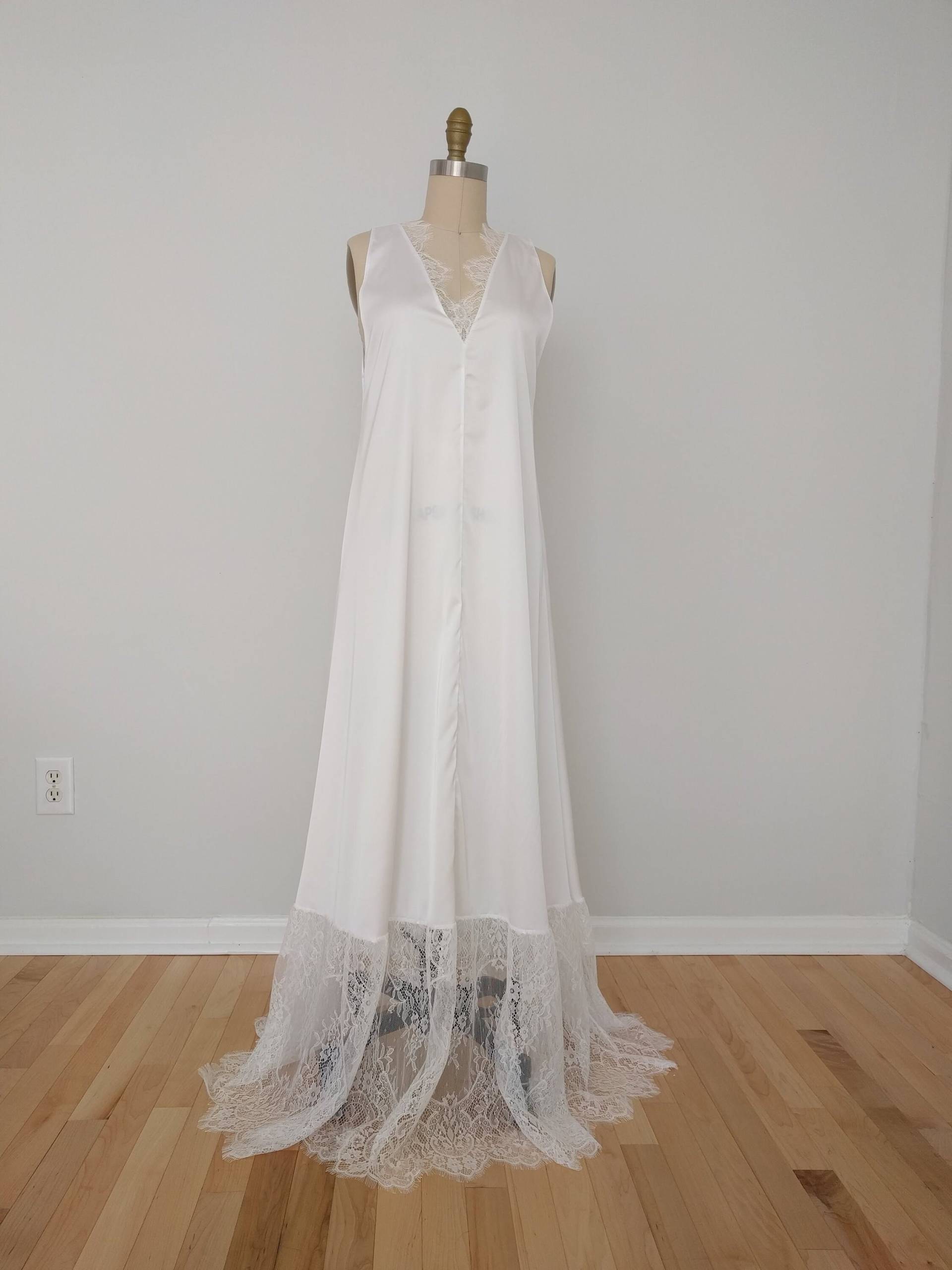 Braut Langes Weißes Satin & Lace Nachthemd | Boho Wäsche Hochzeit Brautjungfer Flitterwochen, Größe S - M von BohemianBridalDress