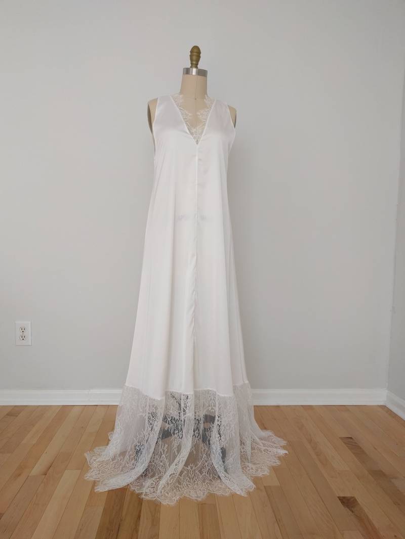 Braut Langes Weißes Satin & Lace Nachthemd | Boho Wäsche Hochzeit Brautjungfer Flitterwochen, Größe S - M Braut Langes Weißes Satin & Lace Nachthemd | Boho Wäsche Hochzeit Brautjungfer Flitterwochen, Größe S - M von BohemianBridalDress