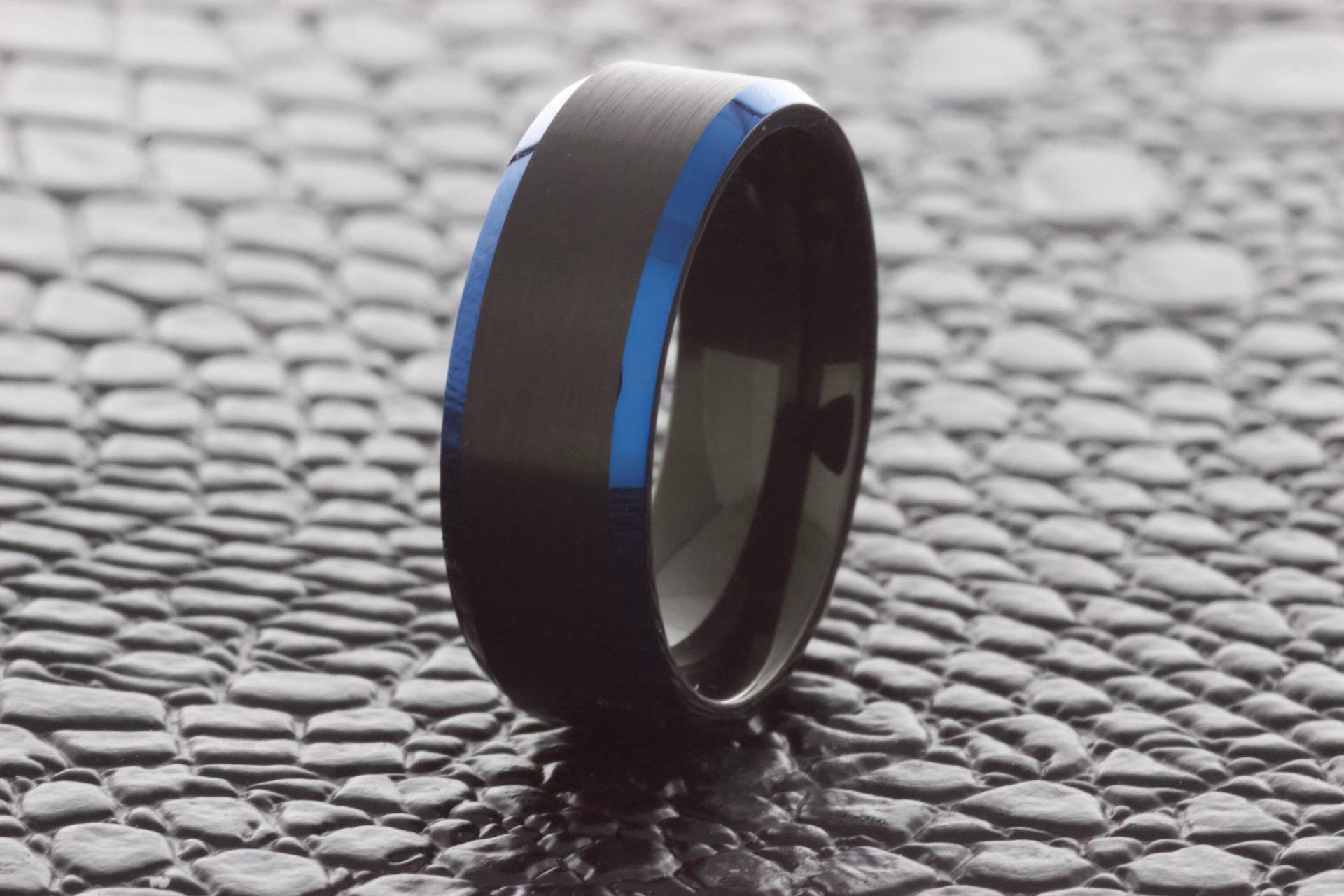 Blauer Wolfram Ehering, Schwarzer Ring, 8mm Band, Herren Personalisierter Handgemachter Individueller Ring von BohemianCraftsmen