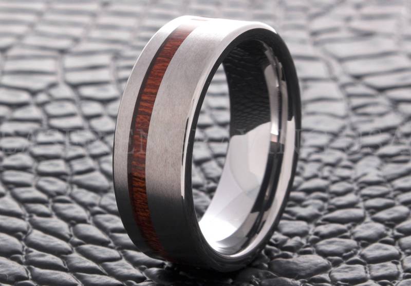 Silber Koa Holz Ring, 8mm Ehering, Herren Wolfram Personalisierter Personalisierter Silberring, Hawaiianer Handgemachter Ring von BohemianCraftsmen