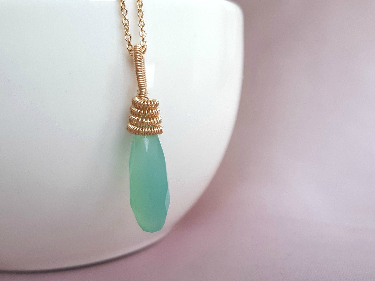 Chalcedon Anhänger Aqua Grüner Edelstein, Draht Gewickelt Mit Gold Fill Chalcedon Anhänger Aqua Grüner Edelstein, Draht Gewickelt Mit Gold Fill von BohemianPleasures