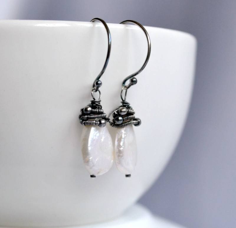 Oxidierte Sterling Silber Perle Ohrringe Draht Gewickelt Brautschmuck von BohemianPleasures
