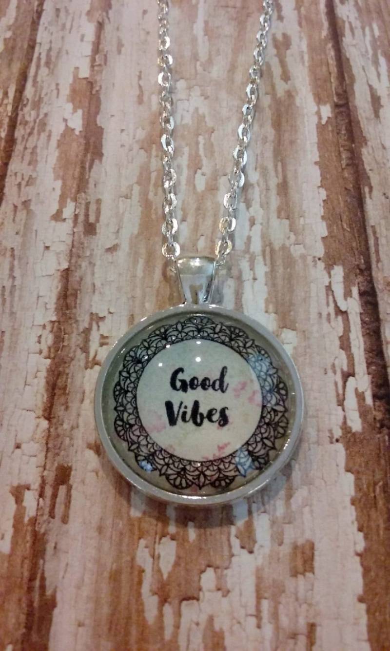 Good Vibes Anhänger Halskette - 25 Mm Silberkette Geschenk von BohemianTradingPost