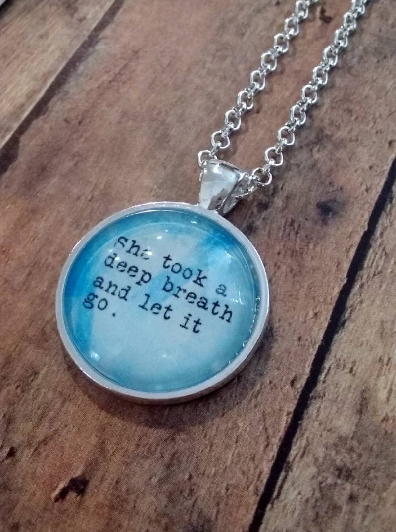 She Take A Deep Breath & Let It Go Anhänger Halskette - 25 Mm Silberkette Geschenk von BohemianTradingPost