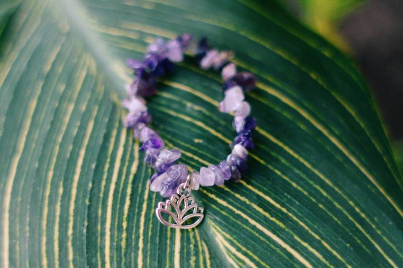 Amethyst Glas Chip Armband/Fußkettchen Mit Lotus Flower Charm von BohemiansCloset