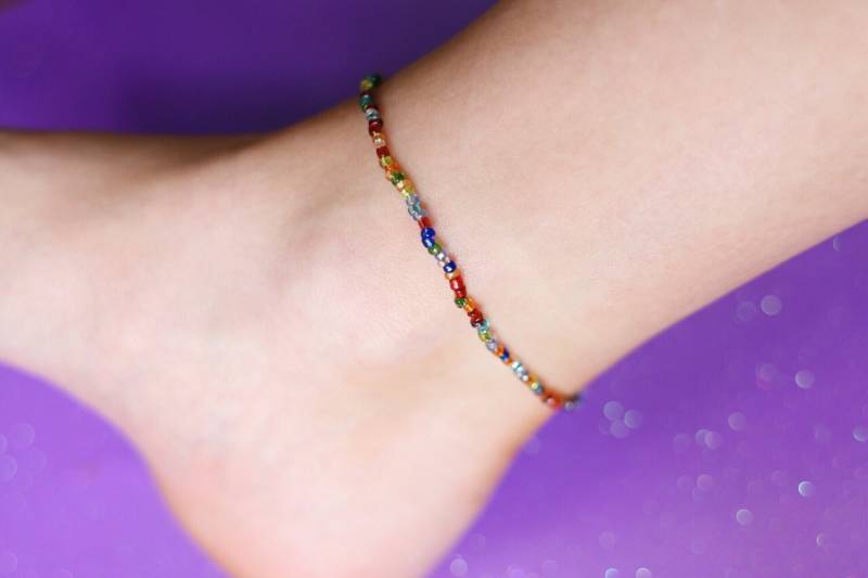 Einfache Glasperlen Regenbogen-Fußkettchen von BohemiansCloset